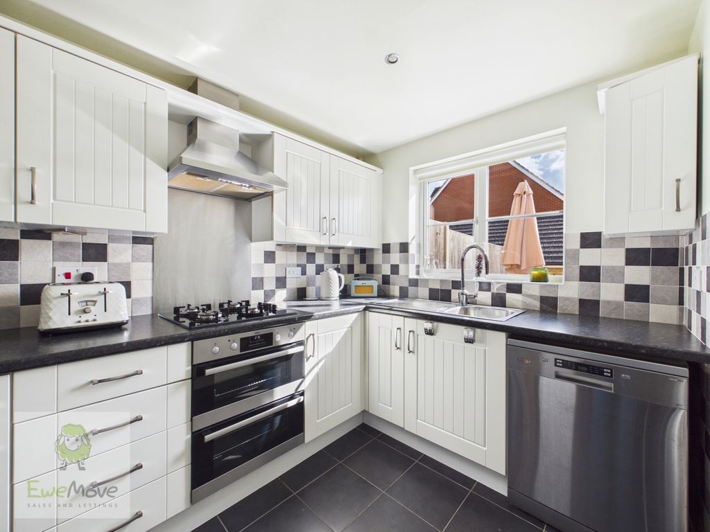Property photo 3 of 18 Kitchen