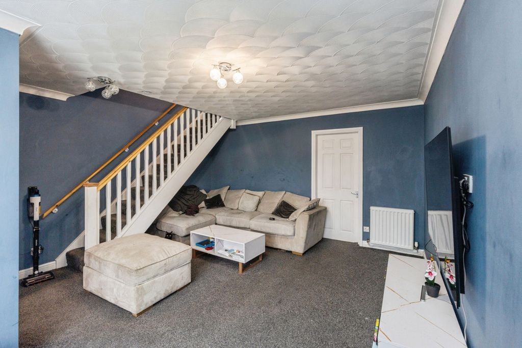 Property photo 3 of 12 Lounge