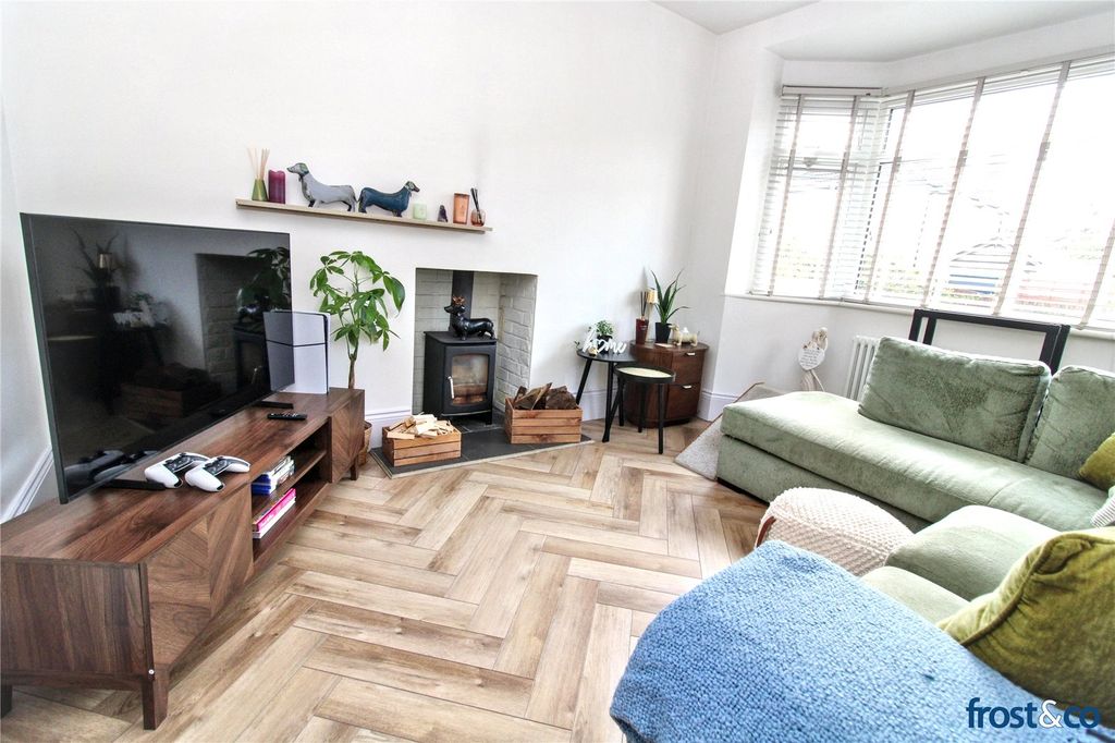 Property photo 3 of 17 Lounge