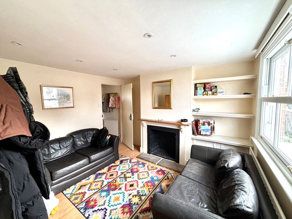 Property photo 2 of 8 Lounge