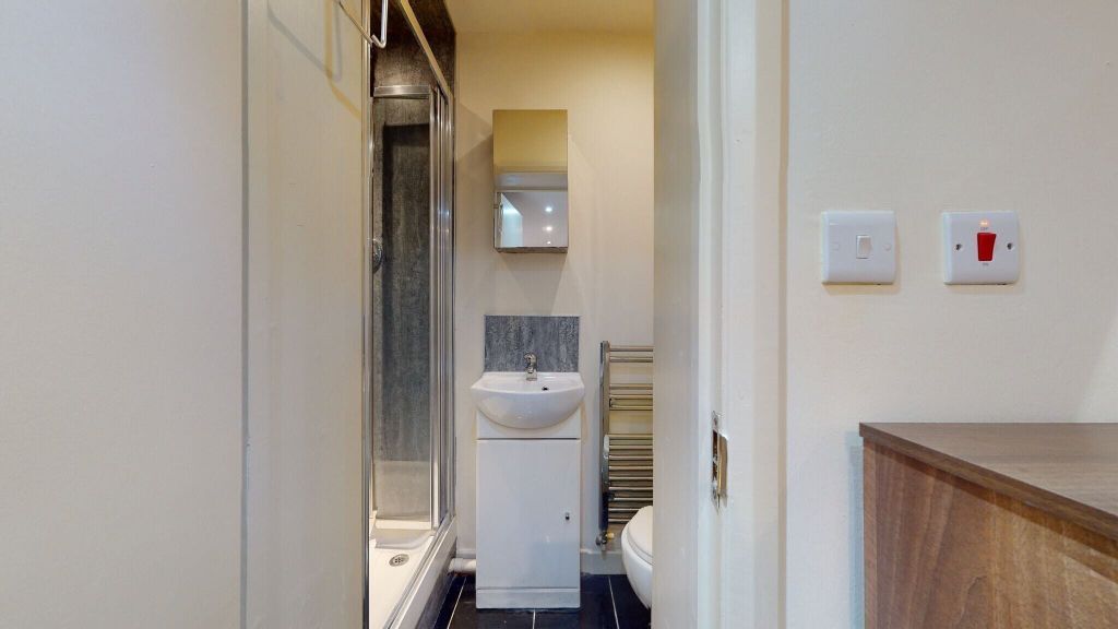 Property photo 3 of 10 Bathroom