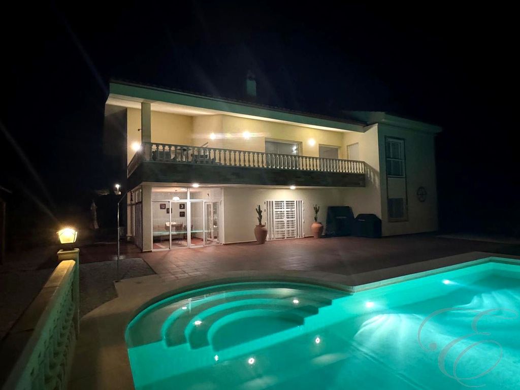 Property photo 2 of 35