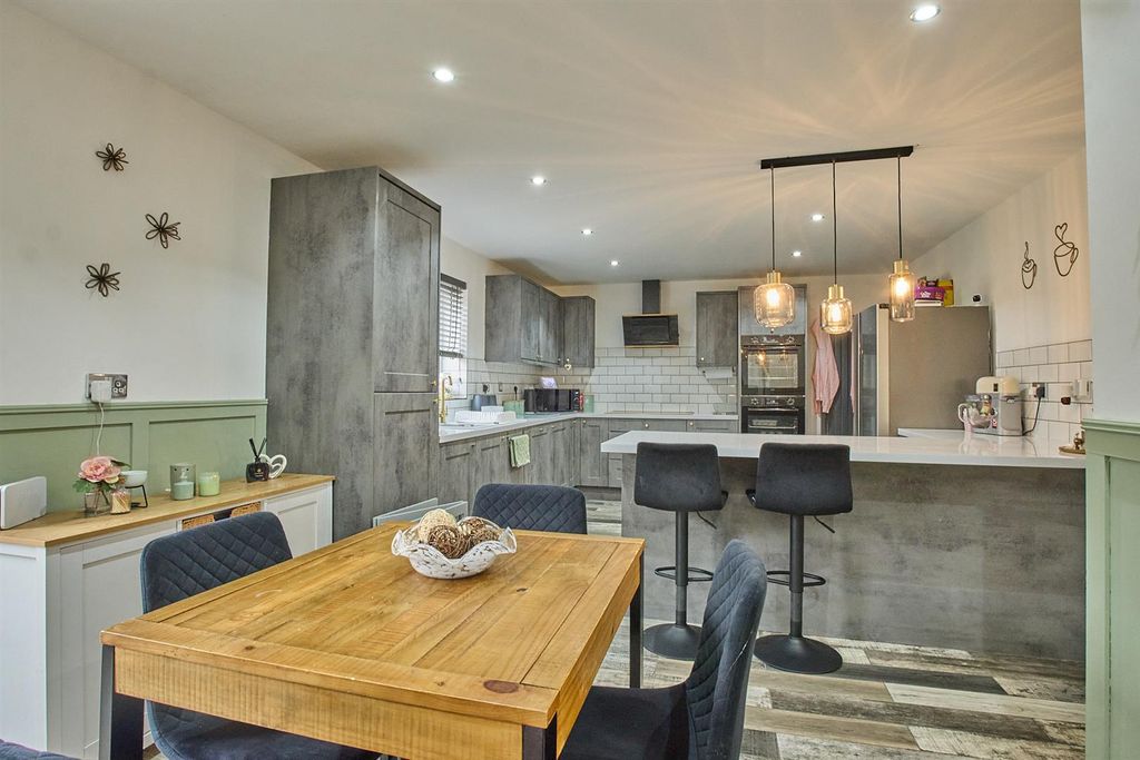 Property photo 2 of 18 Coronation Road 14.Jpg