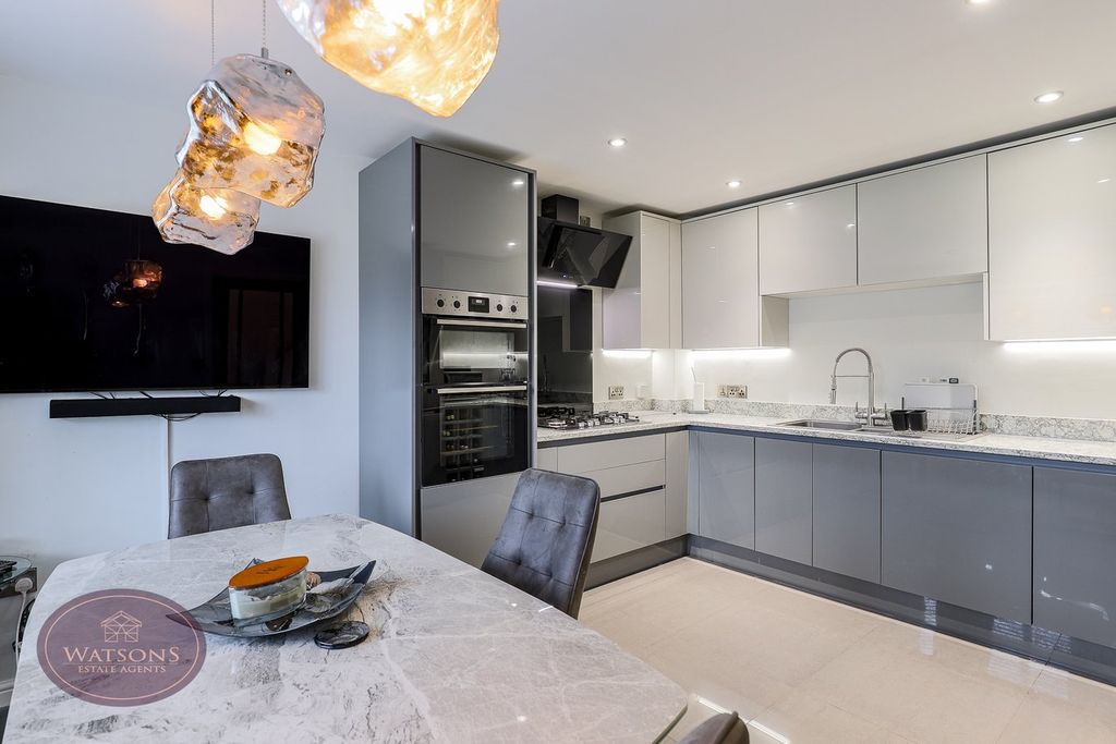 Property photo 2 of 25