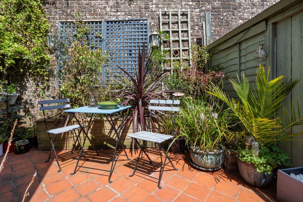 Property photo 2 of 18 Courtyard