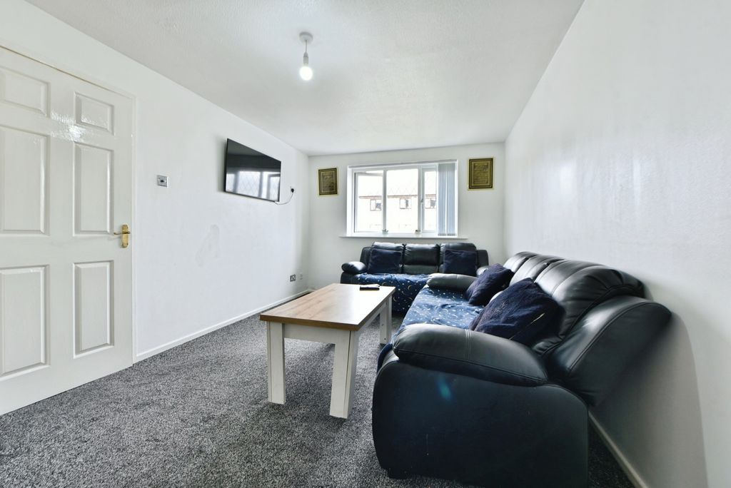 Property photo 3 of 16 Lounge