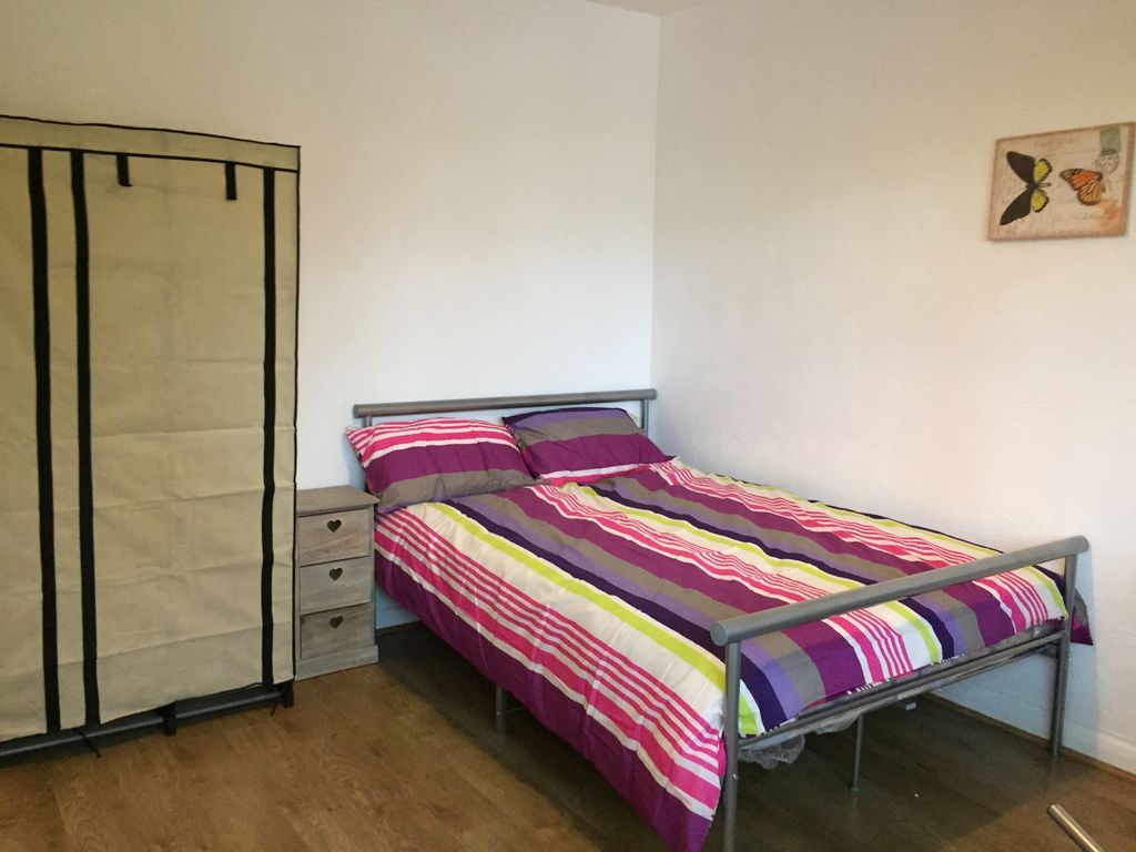 Property photo 3 of 8 Bedroom/Living