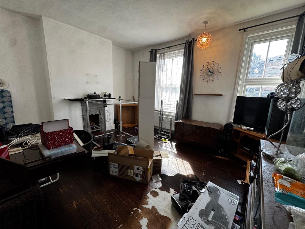 Property photo 3 of 12