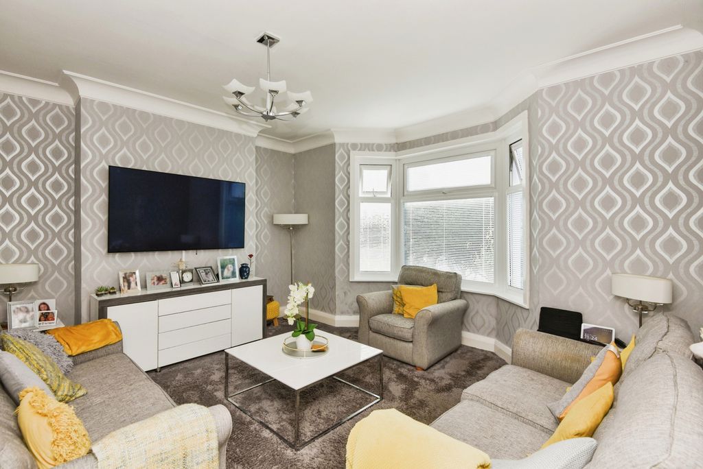 Property photo 2 of 17 Lounge