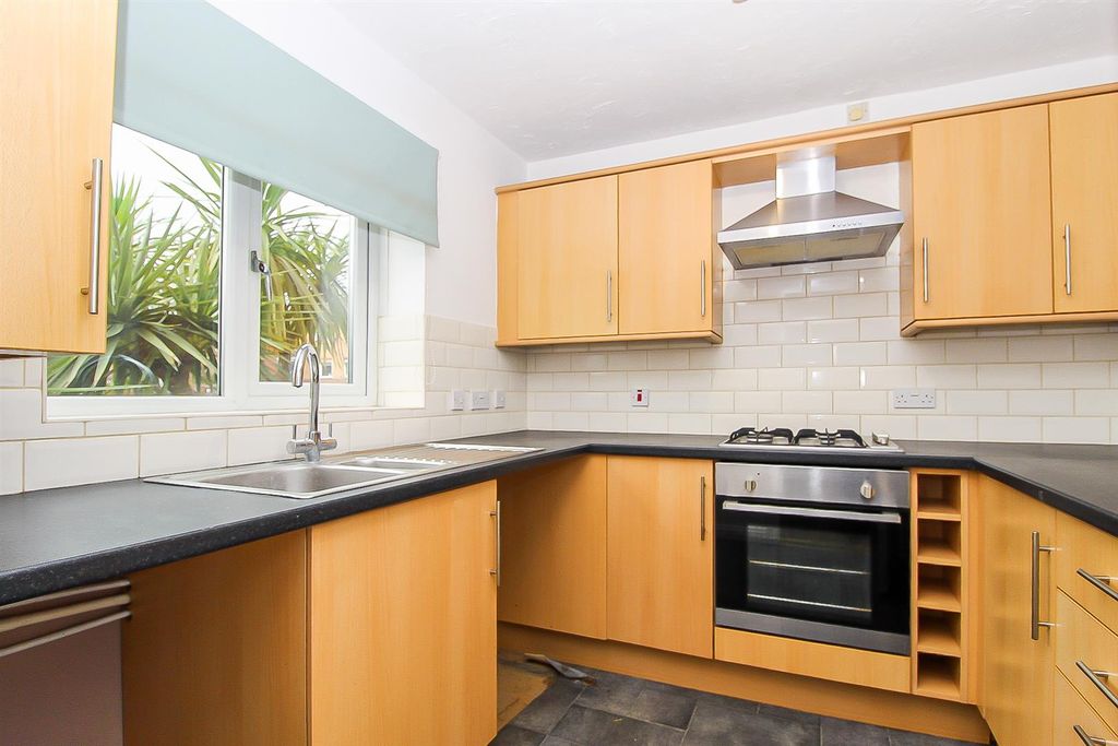 Property photo 3 of 8 Kitchen