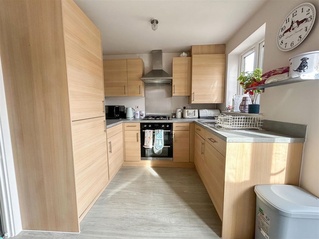 Property photo 3 of 14 Kitchen