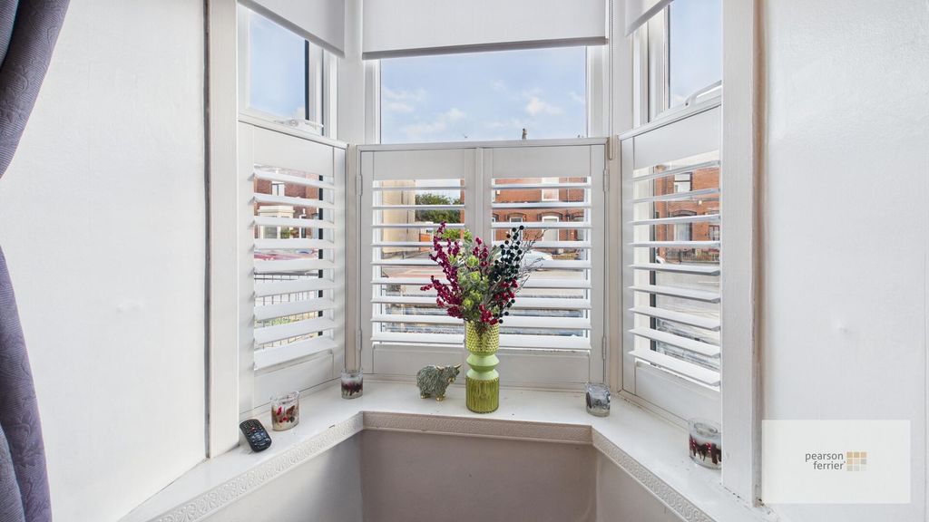 Property photo 3 of 17 Living Room