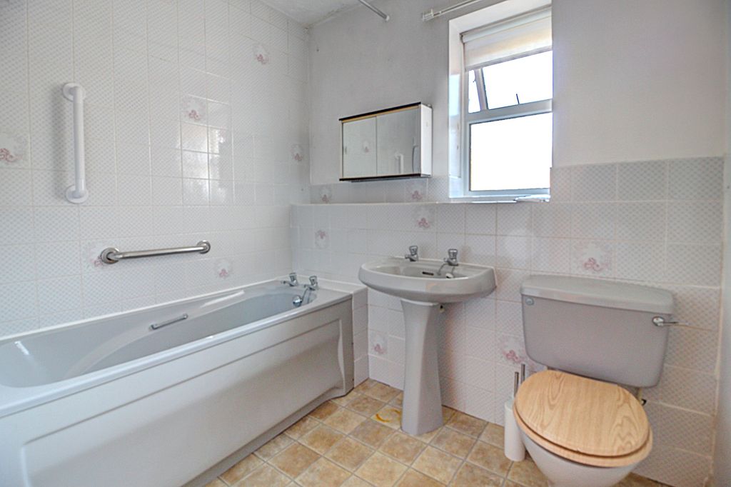 Property photo 3 of 15 Bathroom