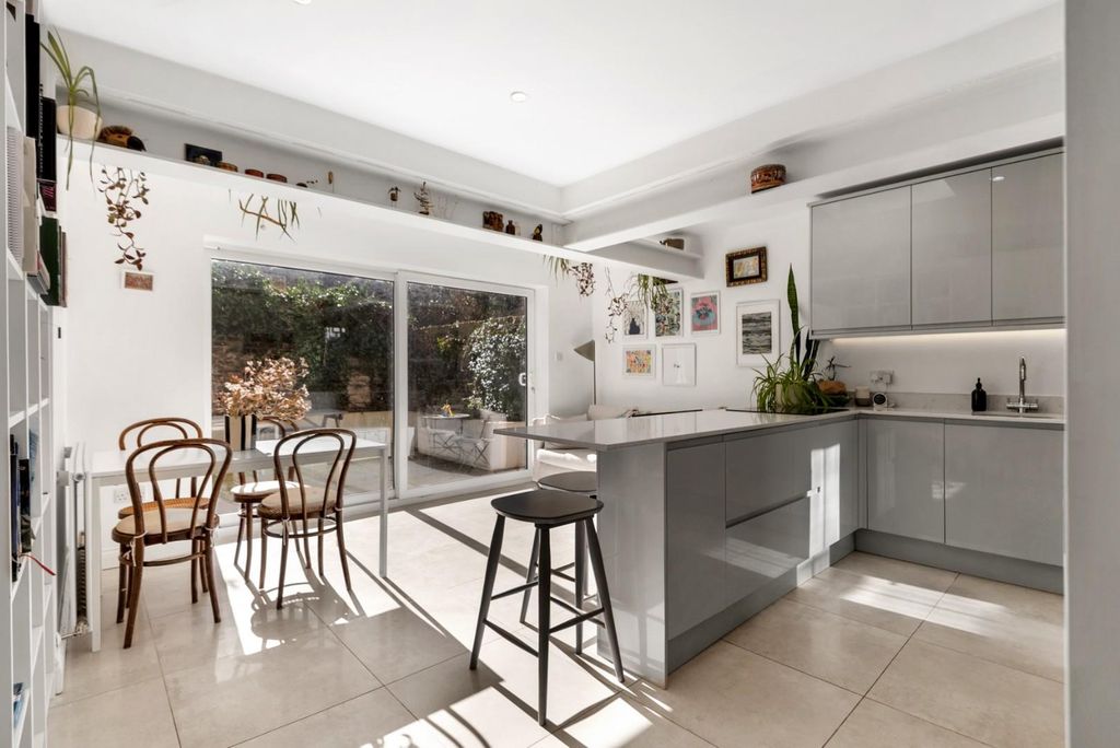 Property photo 1 of 18 Kitchen/Reception