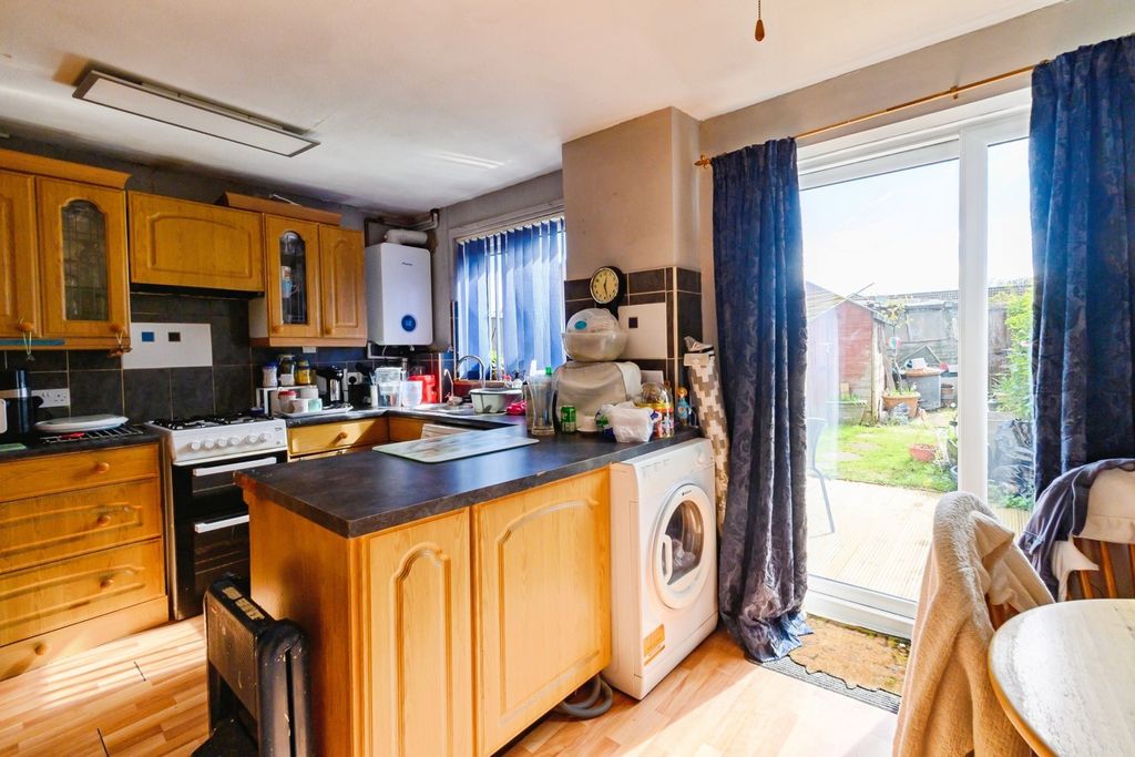 Property photo 3 of 8 Kitchen