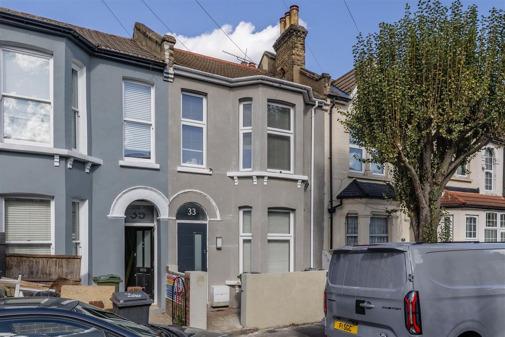 Property photo 1 of 22 Glenthorne Road, E17