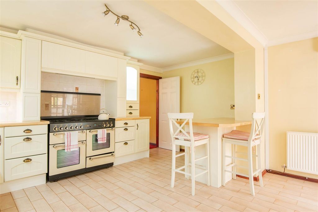 Property photo 3 of 17 Kitchen