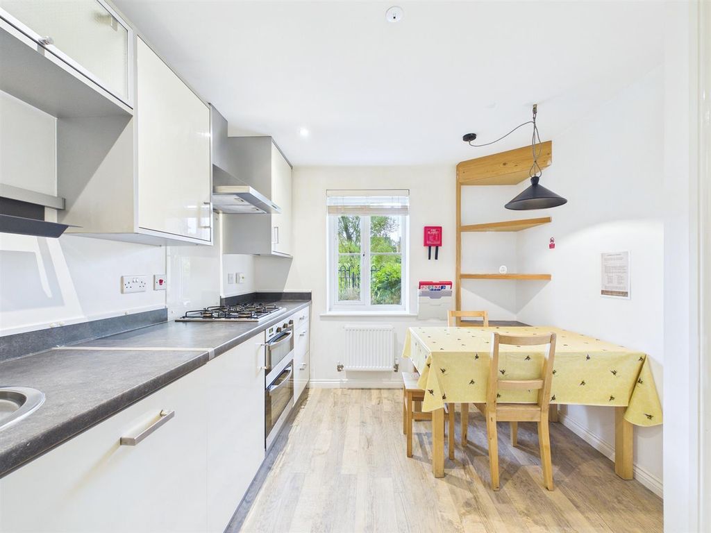 Property photo 2 of 21 4 - Modern 6-Bedroom HMO For Auction, Stoke Giffor