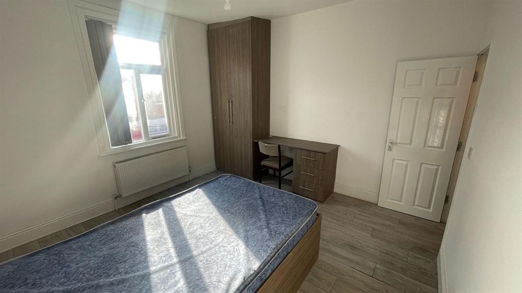 Property photo 3 of 6 A Bright And Well-Maintained Double Bedroom Featur...