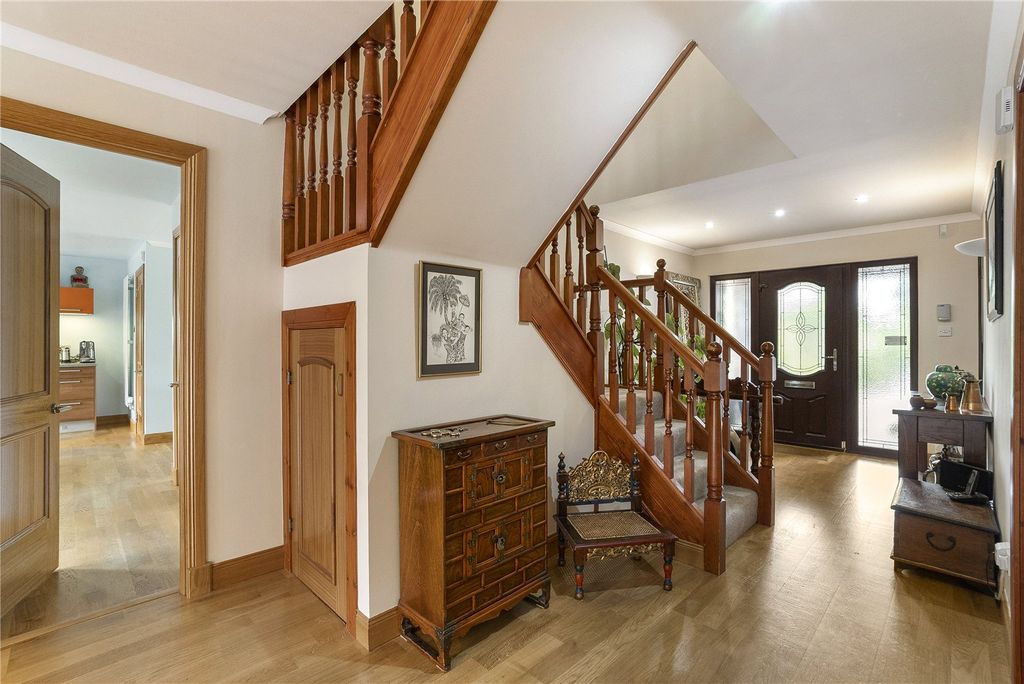 Property photo 2 of 58 Birkland Wood