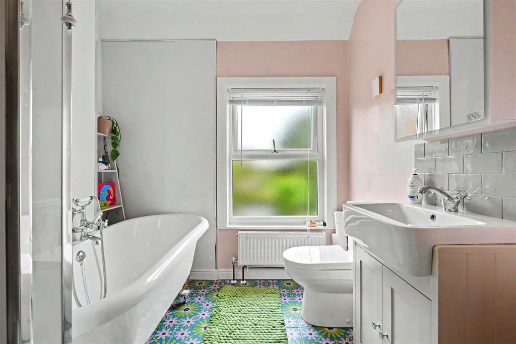 Property photo 3 of 13 Bathroom.Jpeg