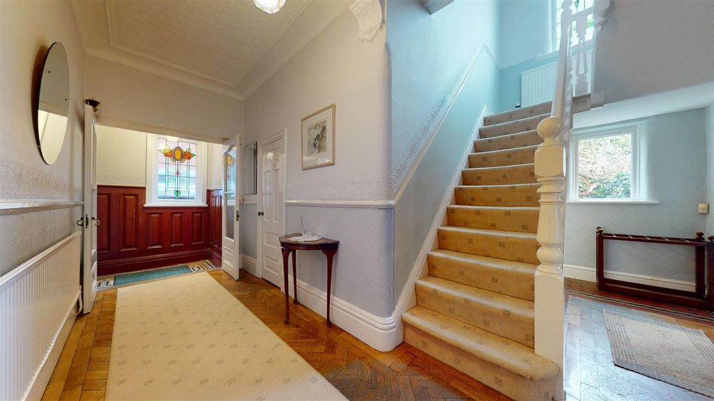 Property photo 3 of 52 Kiln Lane Hallway