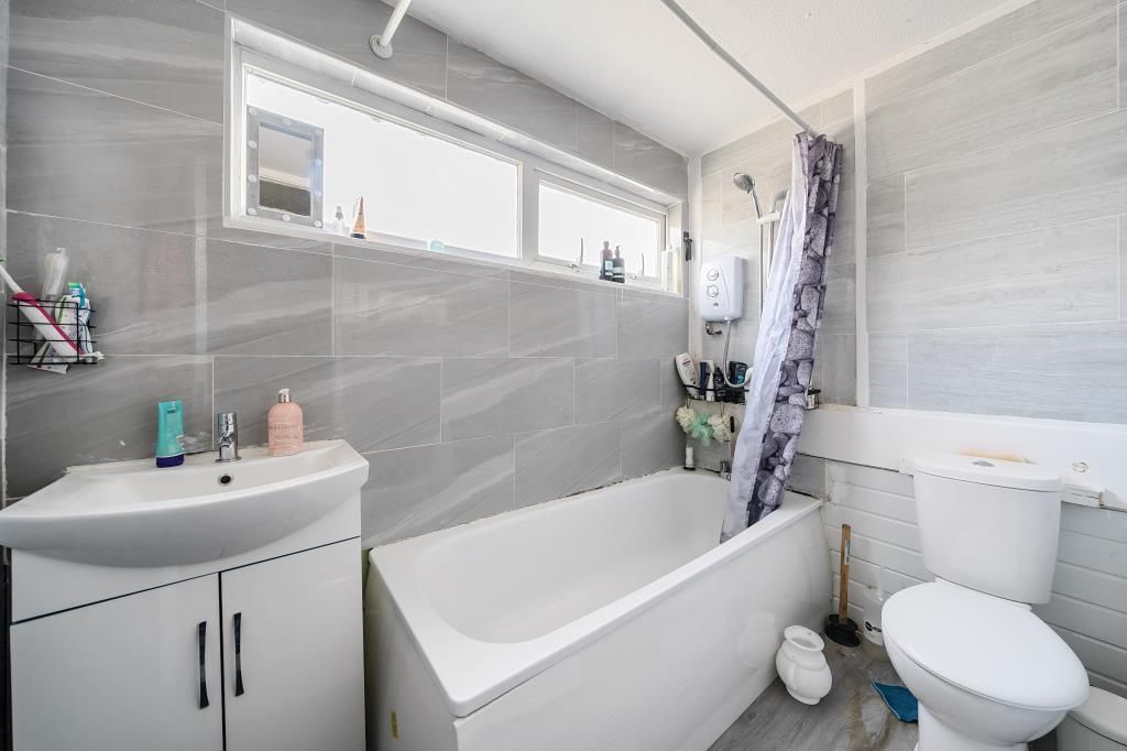 Property photo 3 of 10 Bathroom