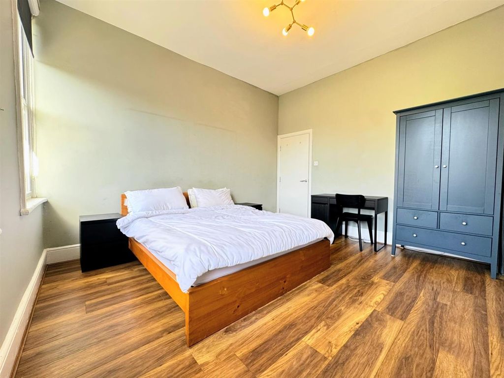 Property photo 3 of 7 Master Bedroom