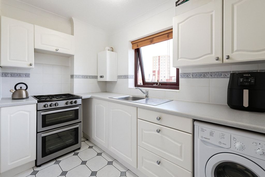 Property photo 2 of 9 Picture No. 17