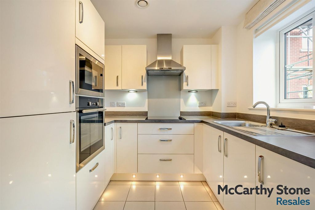 Property photo 2 of 11 8687618-Interior01-800.Jpg