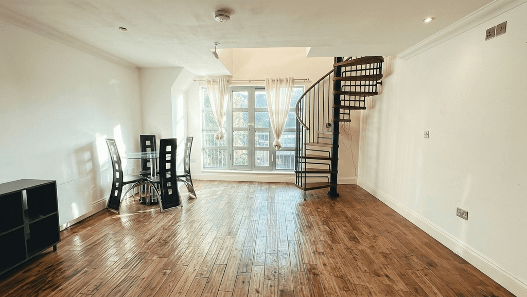 Property photo 1 of 13 Maisonette Refurbished 2 Bedroom Apartment