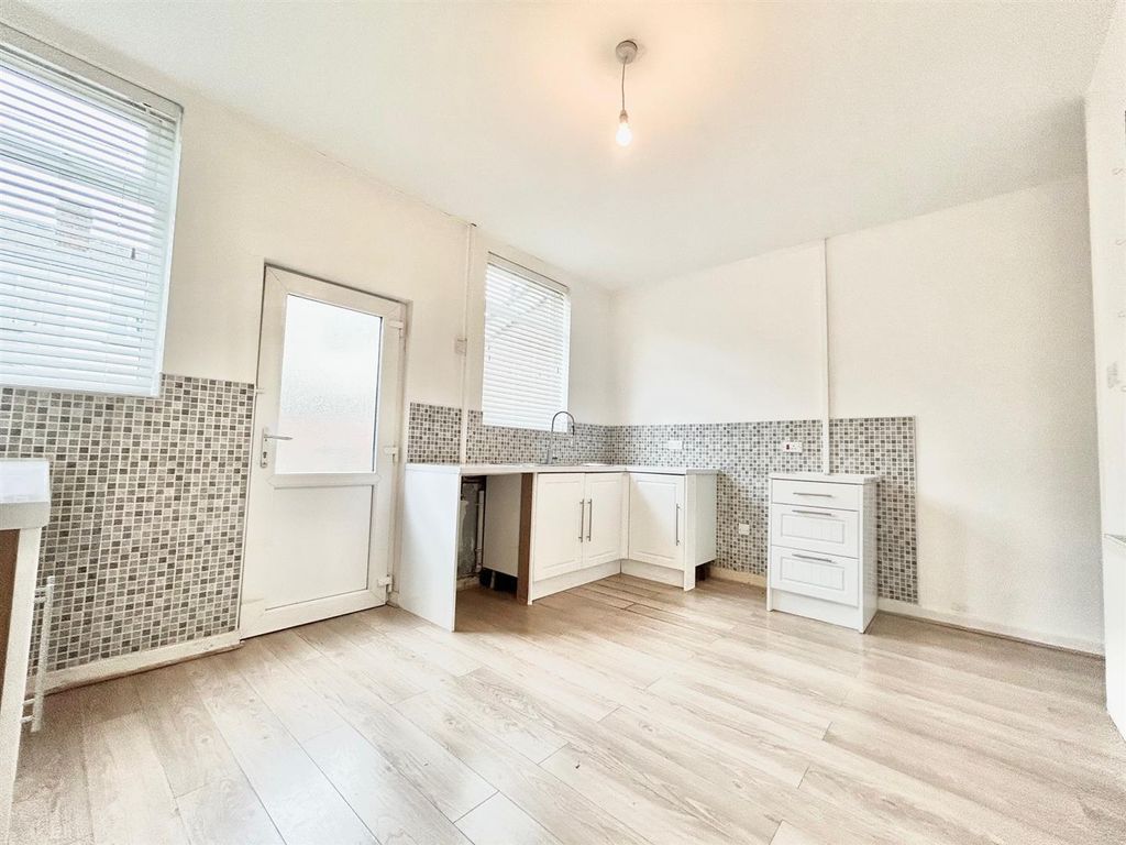 Property photo 3 of 9 Kitchen.Jpg