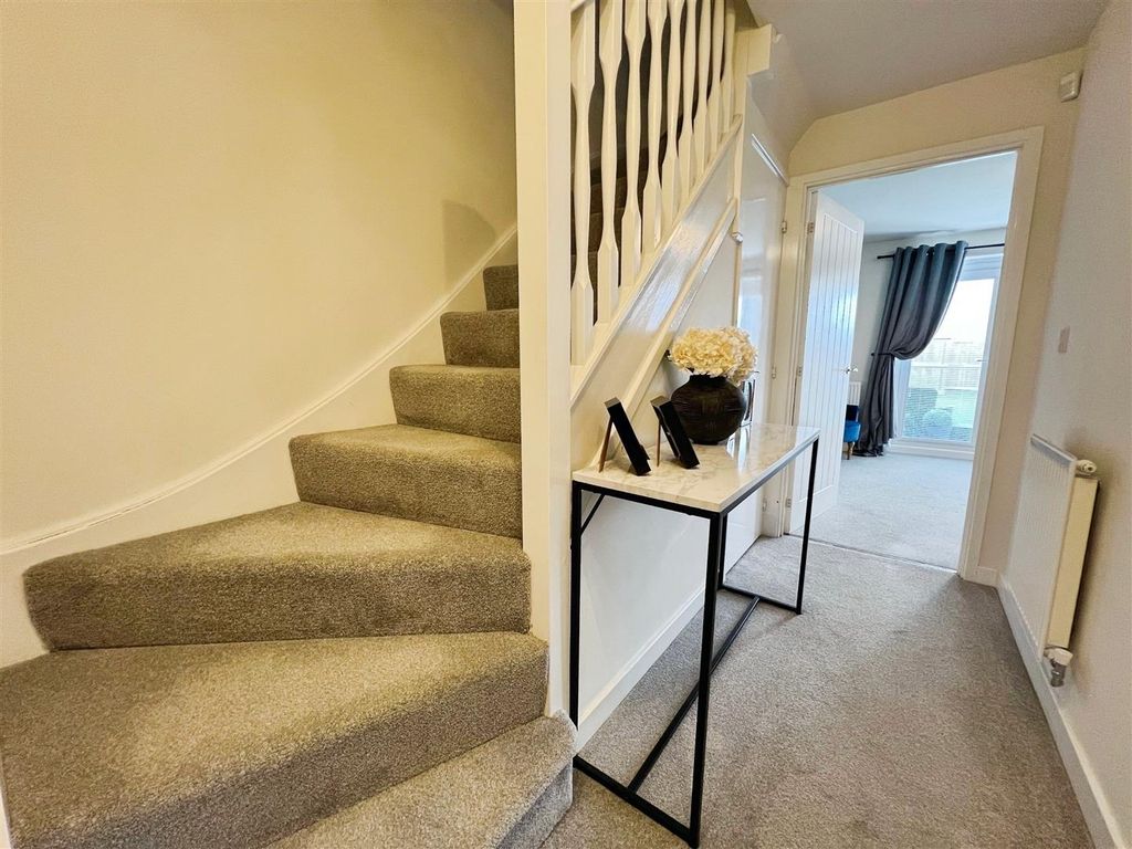Property photo 2 of 25 Entrance Hall