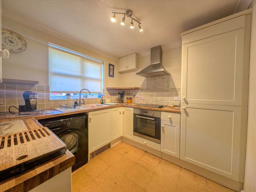 Property photo 3 of 11 Kitchen