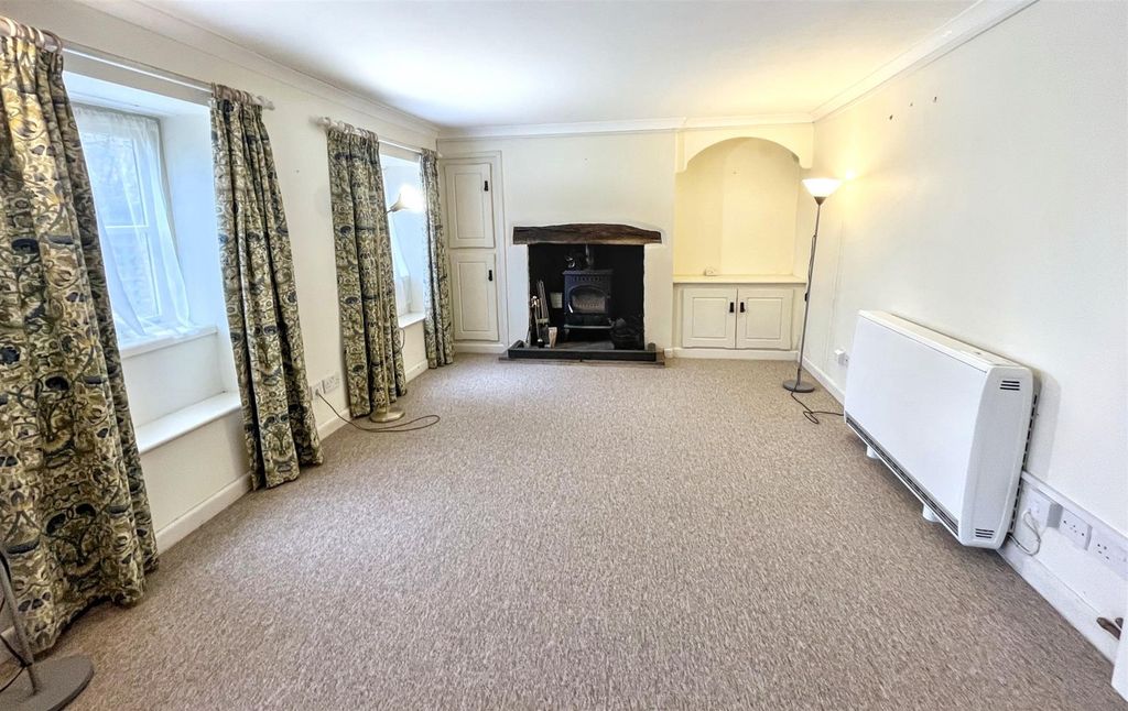 Property photo 1 of 12 Living Room