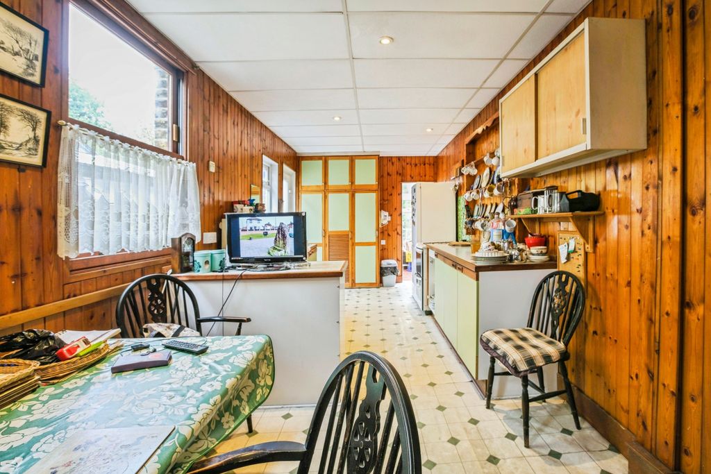 Property photo 3 of 20 Kitchen