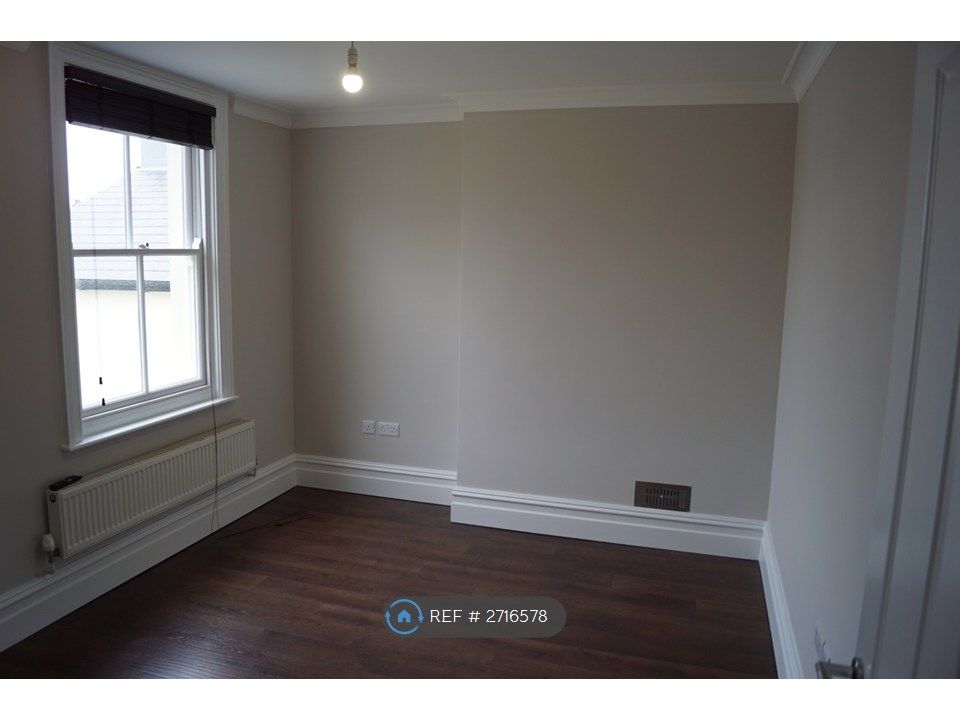 Property photo 3 of 21 Living Room Photo 1