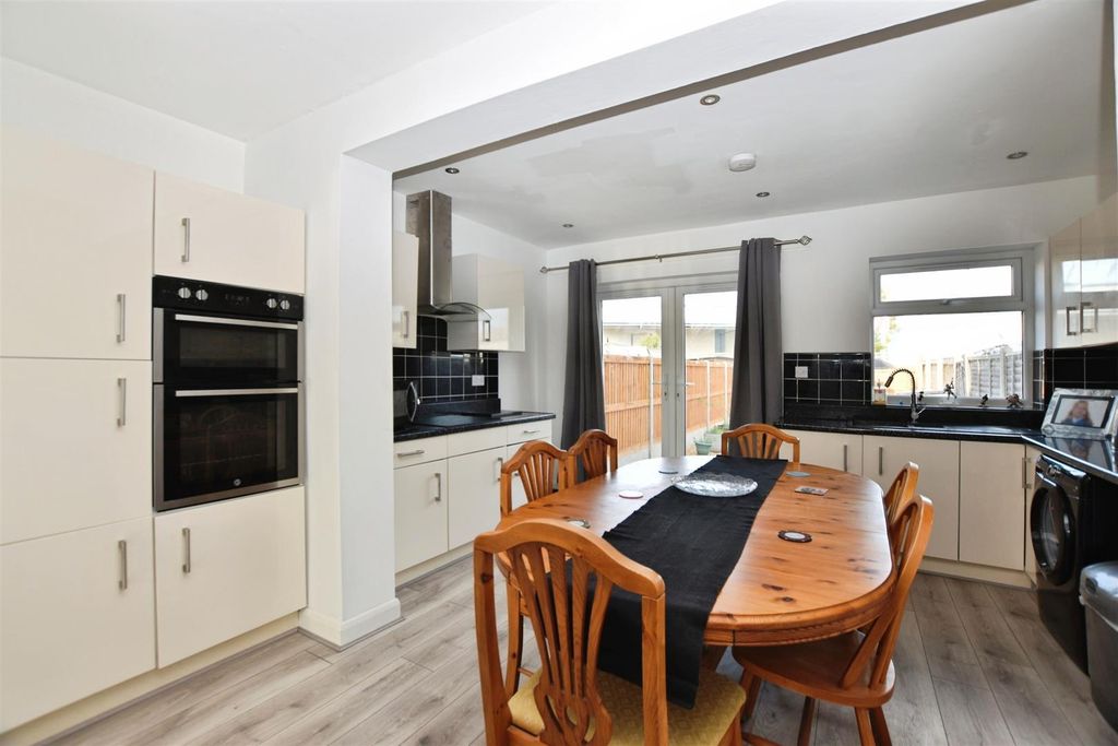 Property photo 3 of 9 Kitchen / Diner