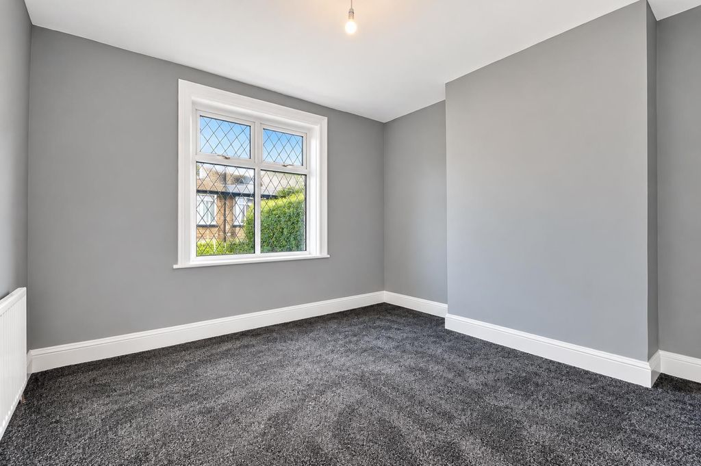 Property photo 3 of 16 Freshly Renovated Grey Room With Leaded Window (1)