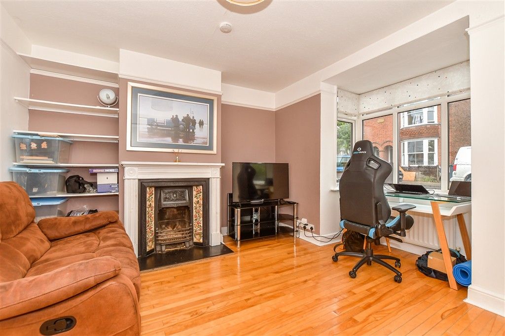 Property photo 3 of 17 Lounge