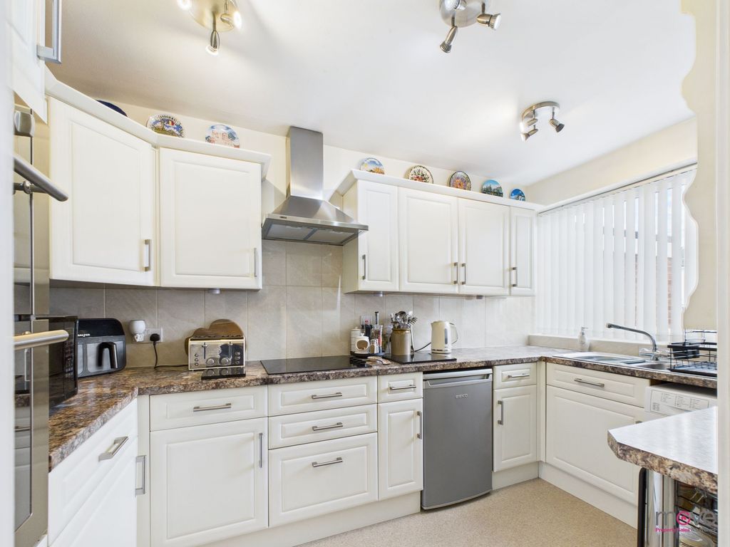 Property photo 3 of 10 Kitchen