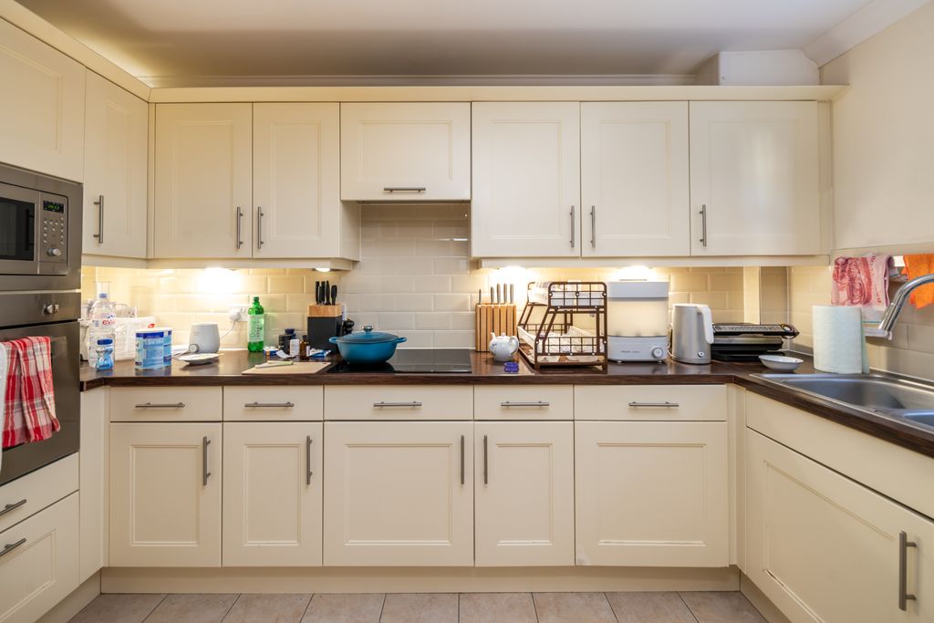 Property photo 3 of 9 Kitchen