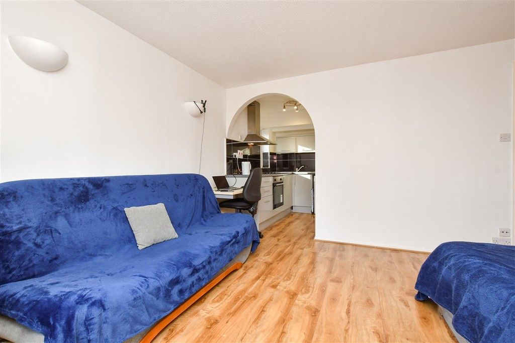 Property photo 3 of 8 Living / Bedroom