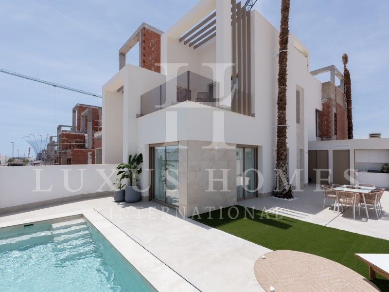 Property photo 1 of 43