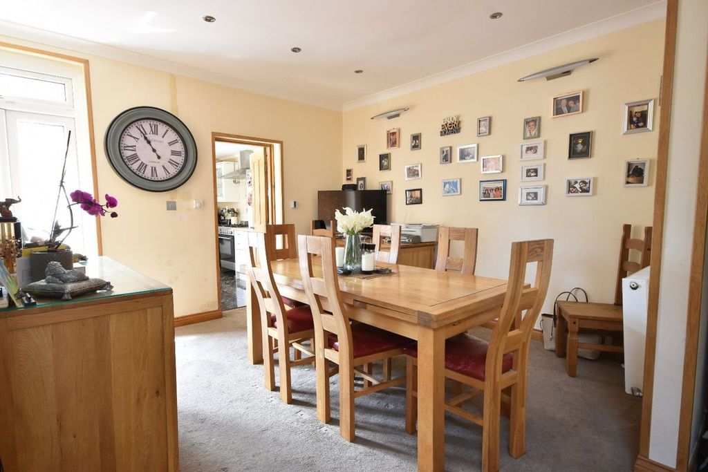 Property photo 3 of 18 4