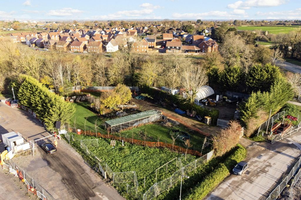 Property photo 3 of 11 100535_Storage Yard At Old Risborough Road3.Jpg
