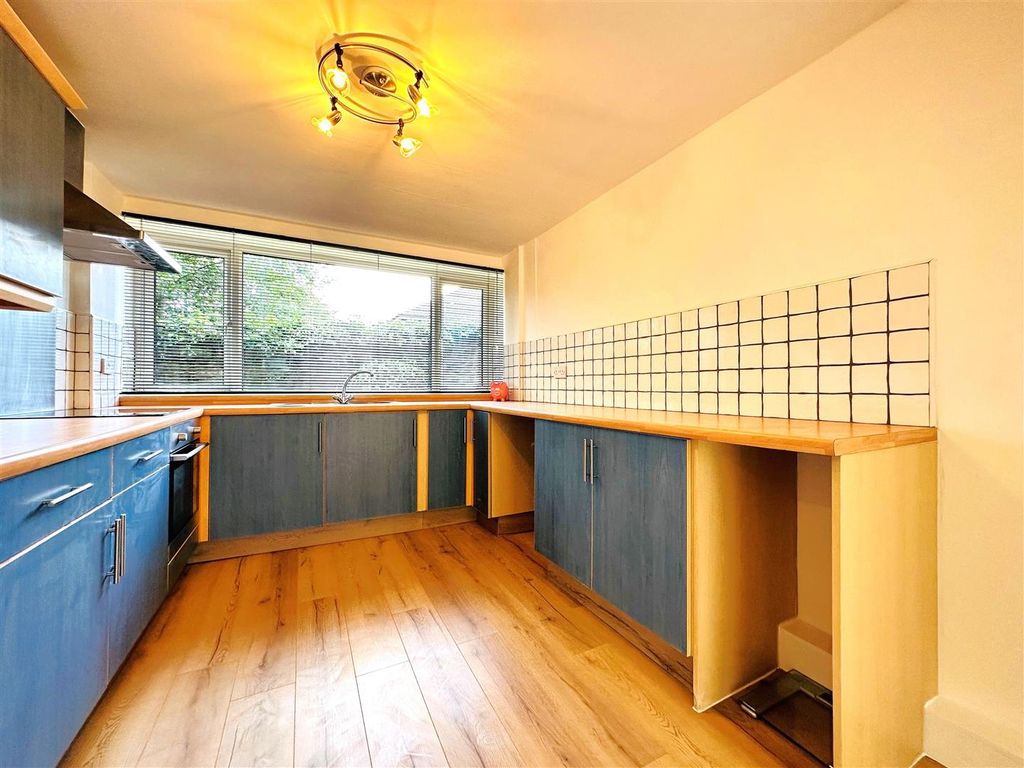 Property photo 2 of 9 Kitchen