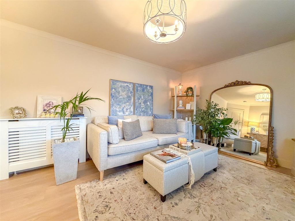 Property photo 3 of 22 Lounge / Dining