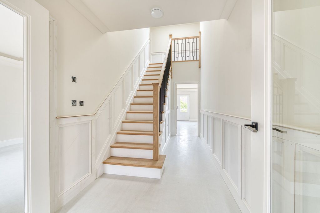 Property photo 3 of 52 Hallway
