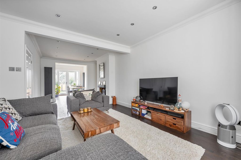 Property photo 2 of 25 Roding Lane North, Ig8